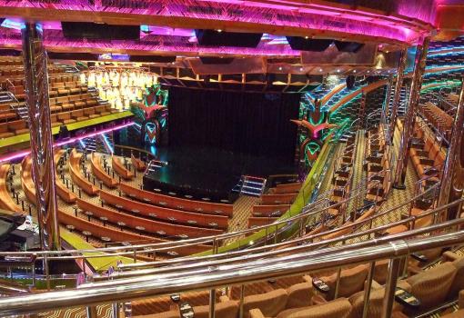 El fantástico Teatro del Costa Serena lleno de colores